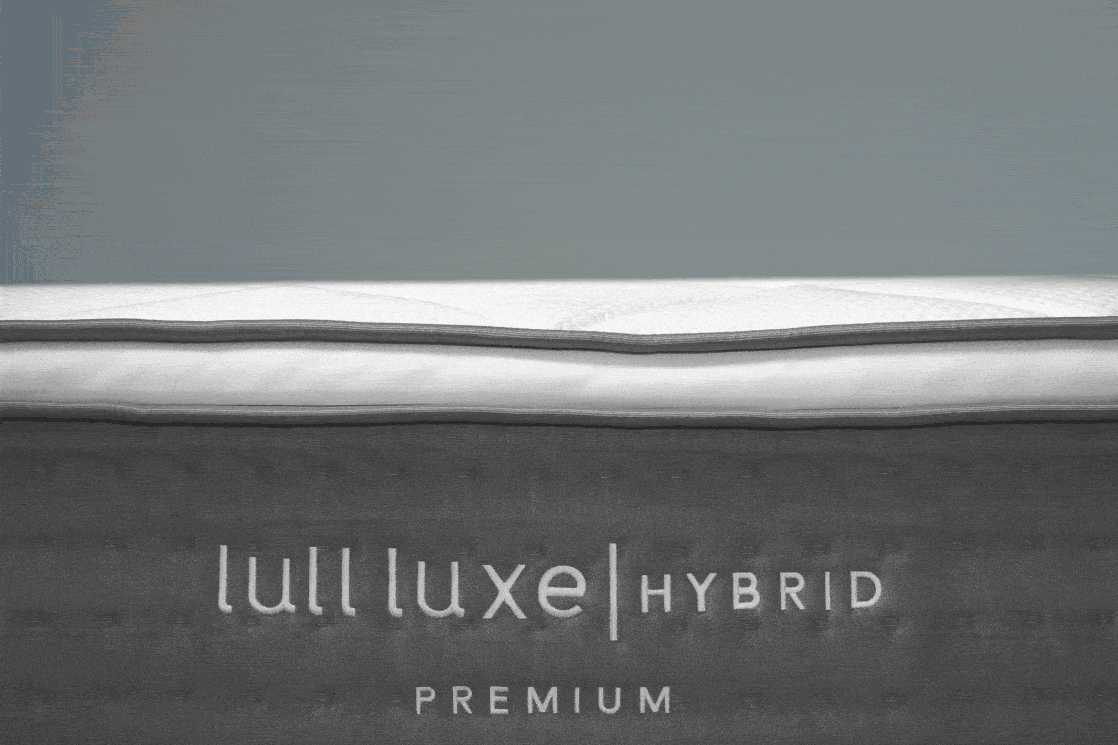 A video showing the firmness of the Lull Luxe Hybrid mattress.